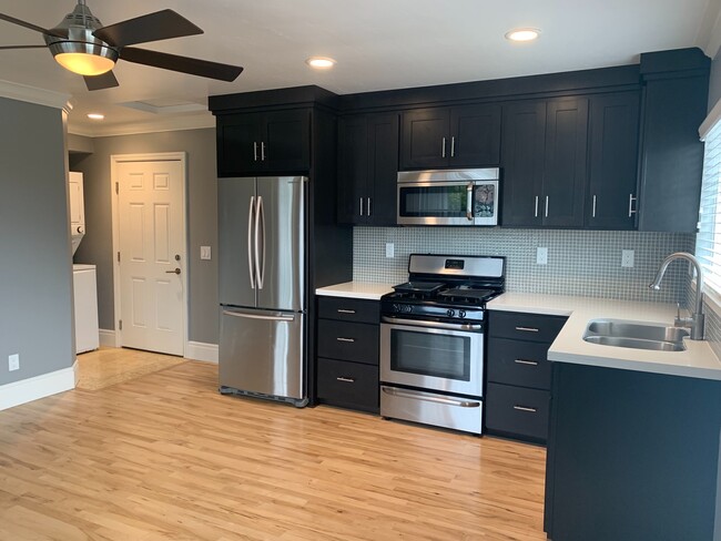 Building Photo - UPSTAIRS UNIT! Washer&Dryer! Assigned Park...