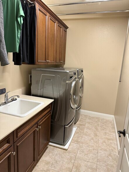 Building Photo - 22360 Driftwood Ct