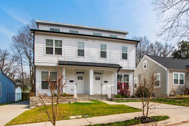 Building Photo - Stunning Duplex Minutes to Downtown Durham!