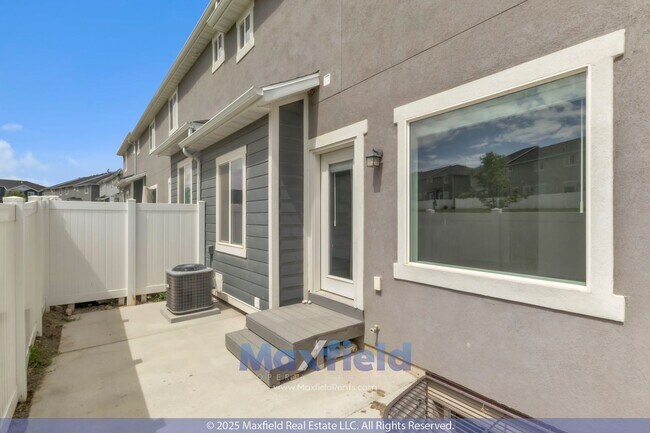 Building Photo - Spacious 5-Bedroom End-Unit Townhome with ...