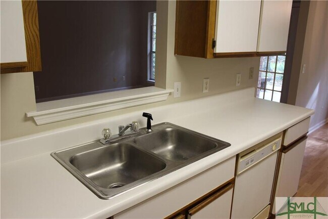 Building Photo - 3 bed 2 Bath Richmond Hill