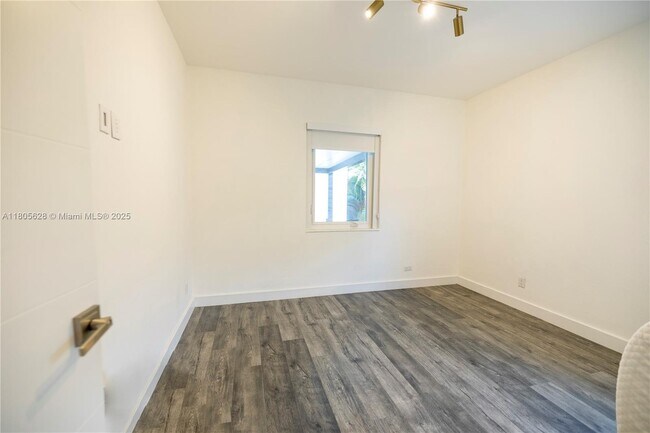 Building Photo - 725 NE 81st St