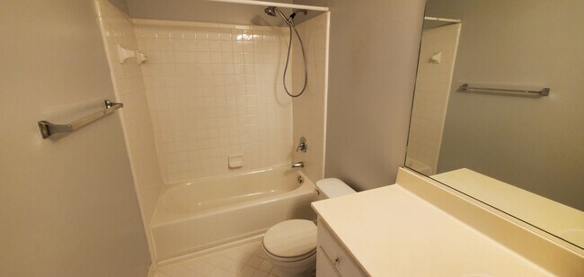 Building Photo - 2 Bedroom 3.5 Bathroom Townhouse