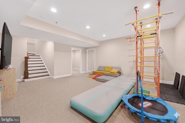 Building Photo - 7602 Holiday Terrace