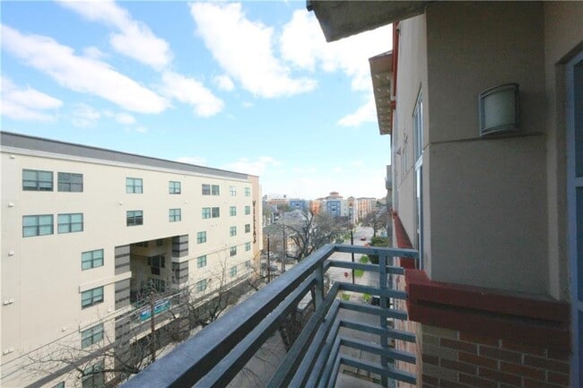 Building Photo - 711 W 26th St