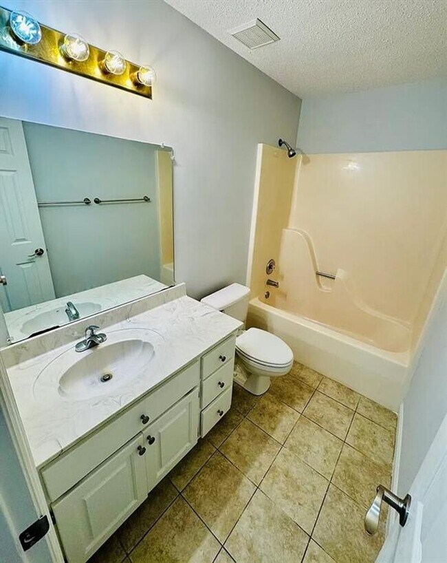 Building Photo - 312 Maple St