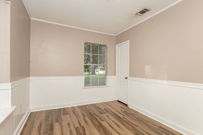 Building Photo - Cute 2 Bedroom Home