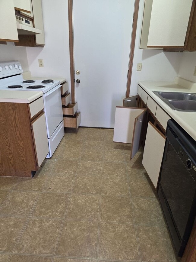 Building Photo - Great 3 Bed 2 Bath 2 Car Garage Split Level Duplex- Pets ok!