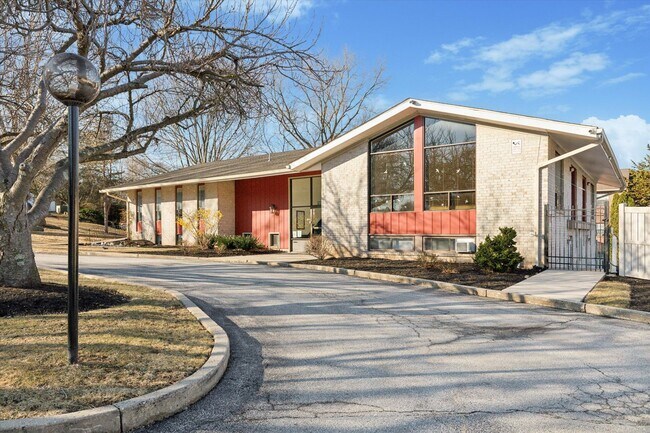 Building Photo - 1424 Valley Dr