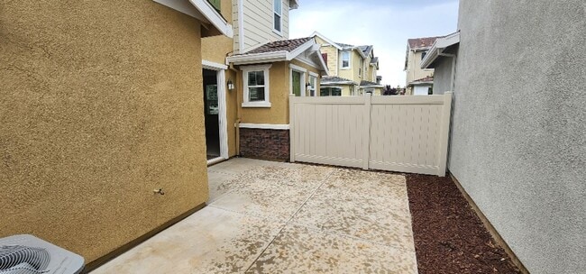 Building Photo - Newer Centrally Located Beauty!