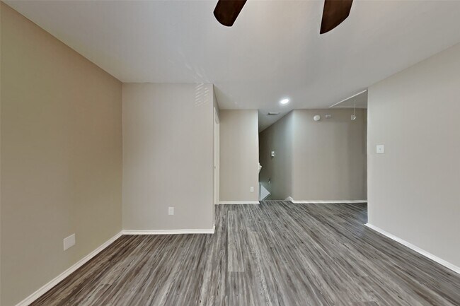 Building Photo - 17303 Davenway Dr