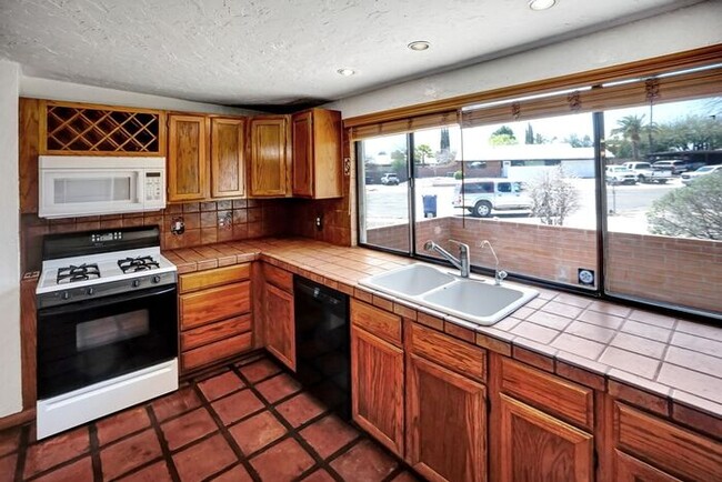 Building Photo - EASTSIDE-3 bedroom, 2 bath home