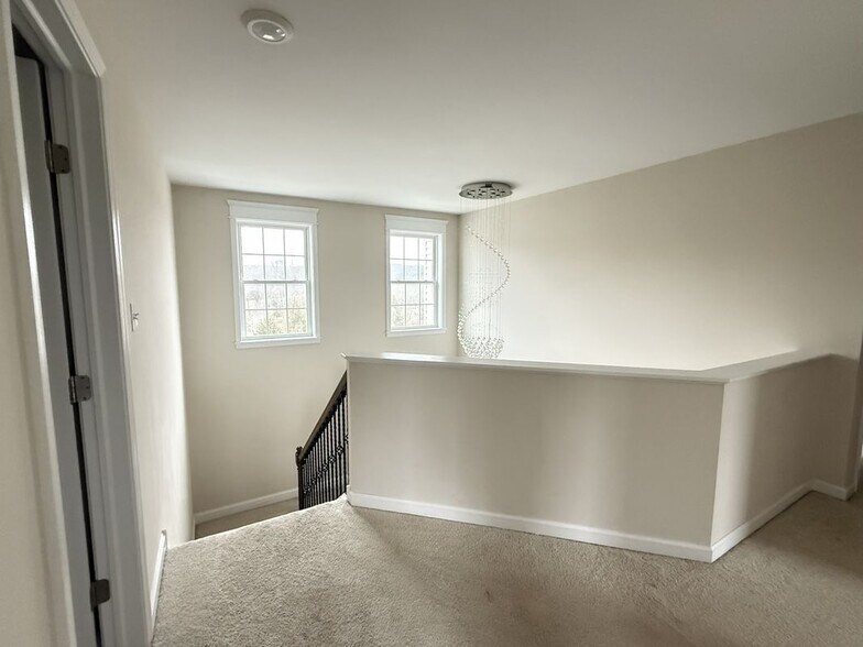 Building Photo - 584 Westlake Dr