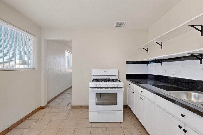 Building Photo - 540 Cardenas Dr SE
