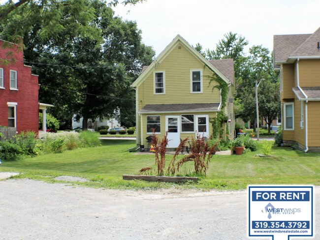 Building Photo - $900 | 1 BD RM, 1 Bath Apartment | Utiliti...