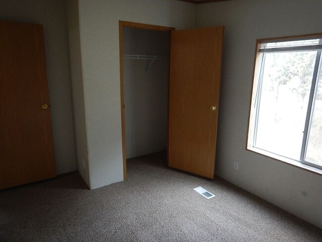 Building Photo - Manufactured Home on Large Lot with Mounta...