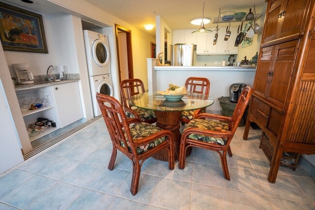 Building Photo - BEACH FRONT 2/2/1pkg, furnished condo on W...