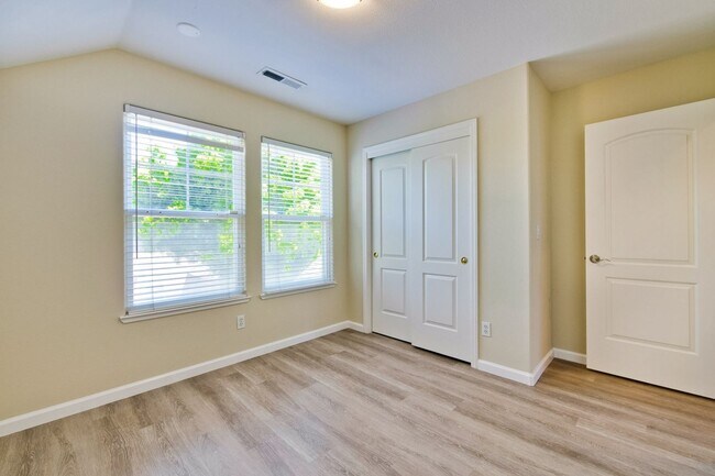 Building Photo - Awesome Home Located in a Quiet Tree Line Neighborhood