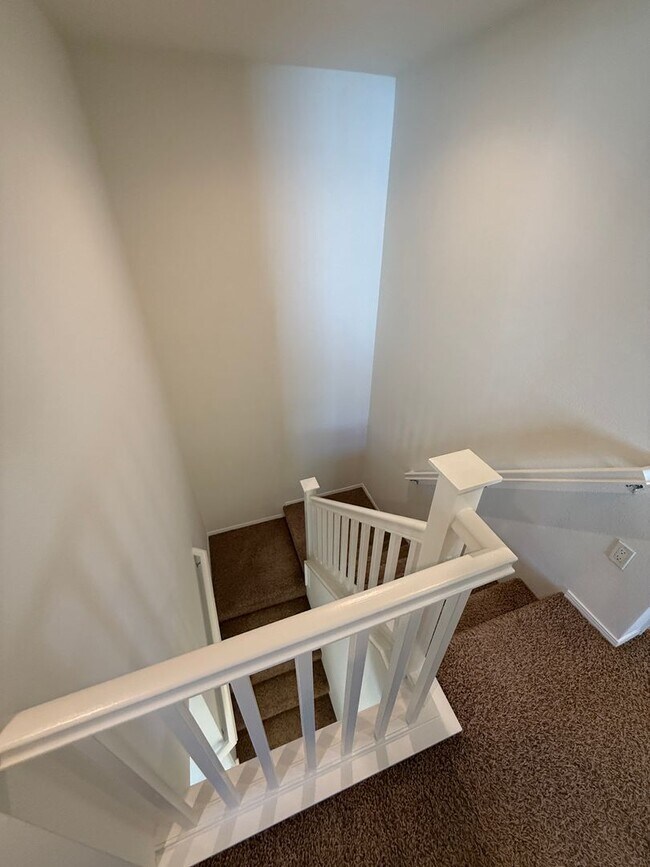 Building Photo - Beautiful 4 Bedroom, 2 1/2 Bathroom Townho...