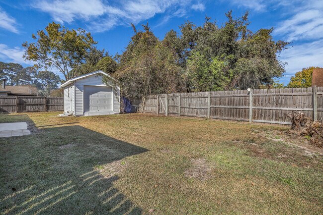 Building Photo - 10 Chamois Ct