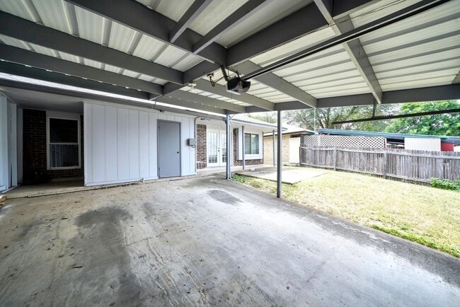 Building Photo - Charming 2-bed, 2-bath home in Universal C...