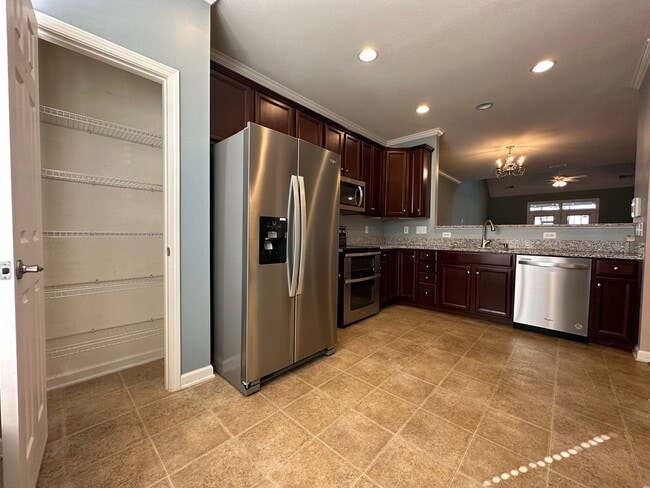 Building Photo - Townhome in a great location!