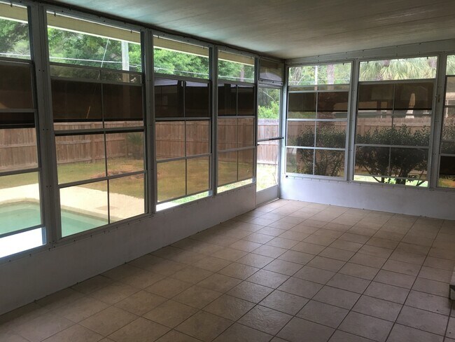 Building Photo - SLEEPY HOLLOW 3/2/2 Pool Home