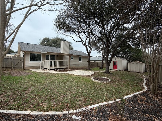 Building Photo - Renovated 4/2 in Beautiful Lago Vista Location