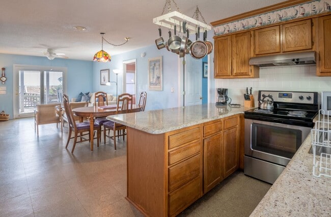 Building Photo - FURNISHED OFF-SEASON MONTHLY RENTAL-STARTI...