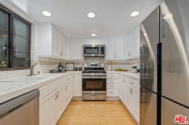 Building Photo - 102 N Sweetzer Ave