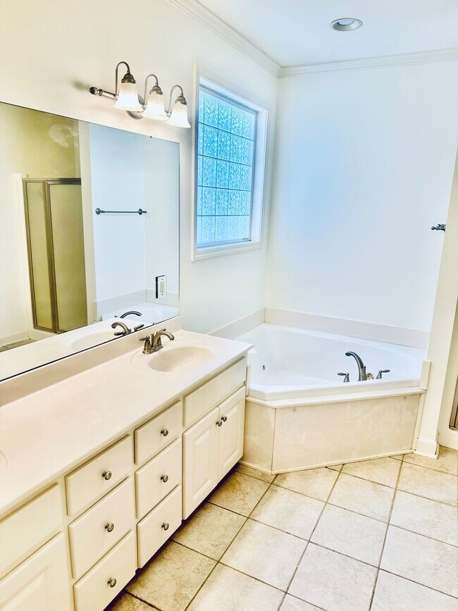 Building Photo - Grove Park Rental