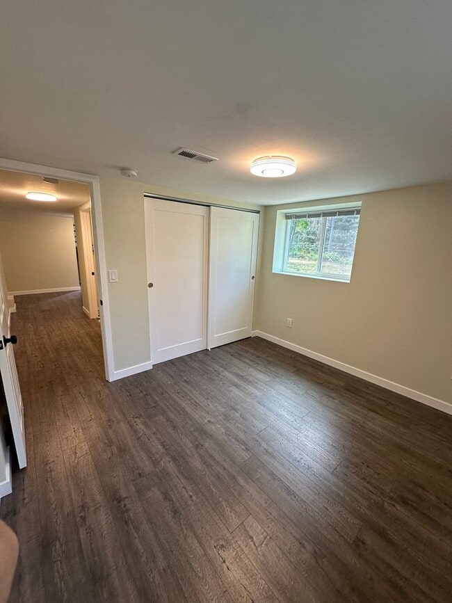 Building Photo - Available Now! 4 bed, 2 bath house in Shoreline!