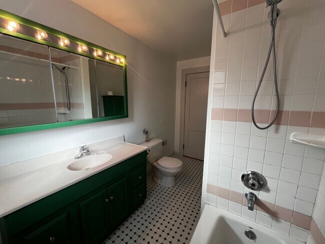 Building Photo - Charming 2-Bedroom First Floor Apartment i...