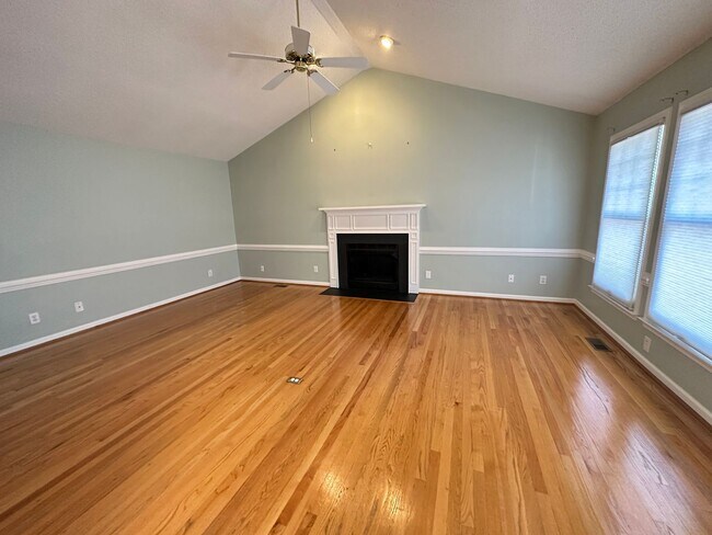 Building Photo - 1611 Majesty Dr