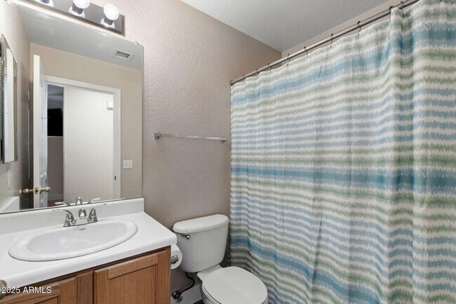 Building Photo - INCREDIBLE UPDATED 3 BEDROOM 2 BATH HOUSE ...