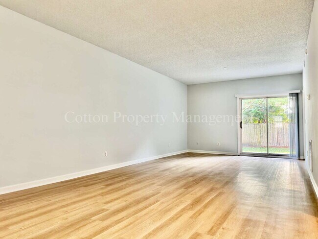 Building Photo - Updated 2BR/2BA First Floor Condo in Midto...