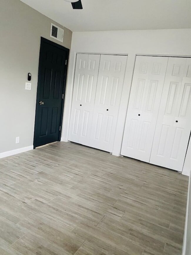 Building Photo - Modern Centrally Located 3 bed, 2 bath w/Large back yard