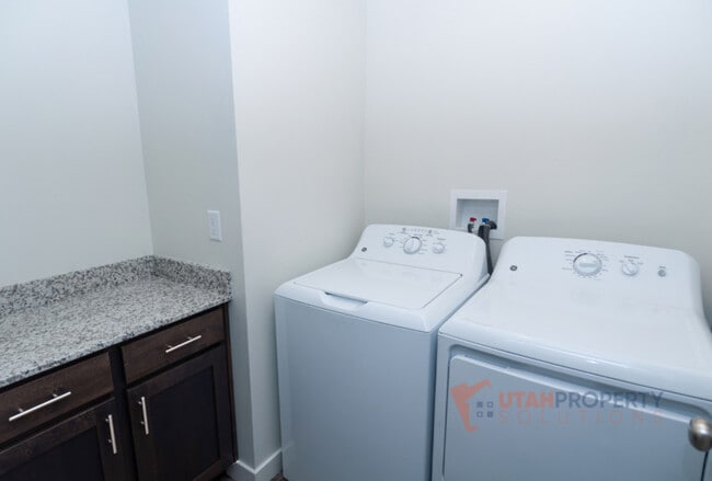 Building Photo - 1057 W 400 S