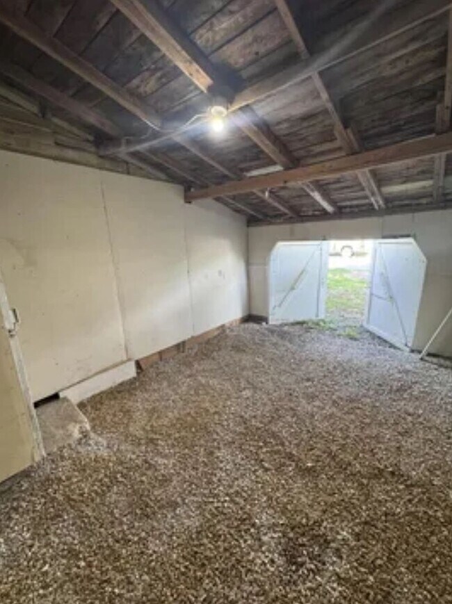 Building Photo - 3 bedroom/1 bath house for rent