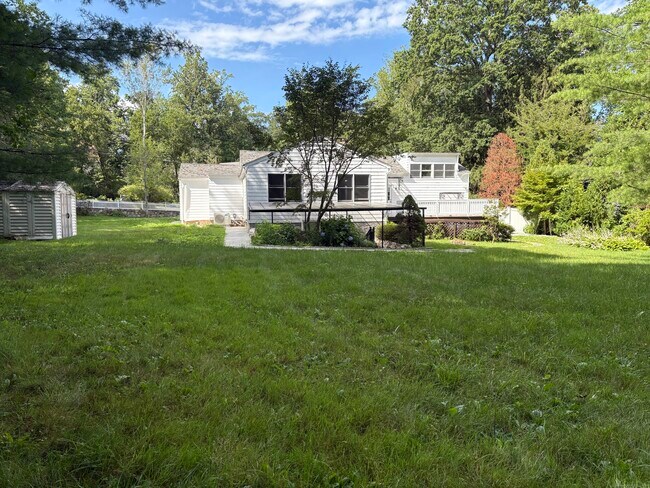 Building Photo - 158 Jelliff Mill Rd