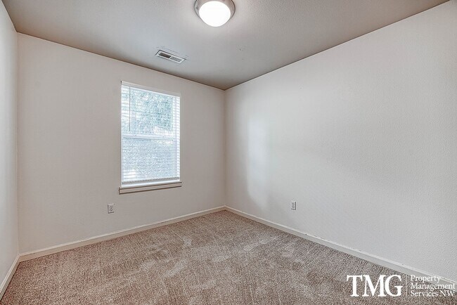 Building Photo - Low Maintenance, High Enjoyment in Salmon Creek!