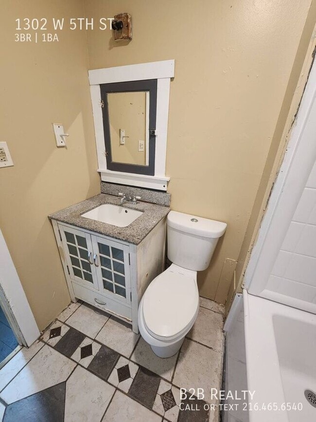 Building Photo - 1302 W 5th St