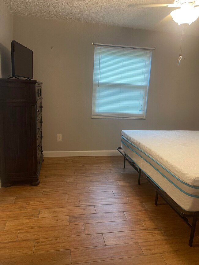 Building Photo - 2928 Del Rio Dr