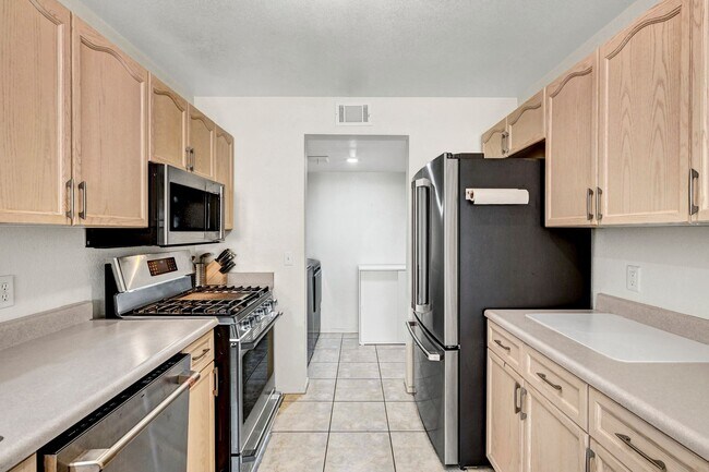 Building Photo - 2 Bedroom Condo w/ Patio & 1 Car Attached ...