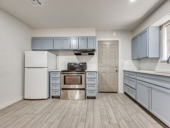 Building Photo - 2207 Donna Dr