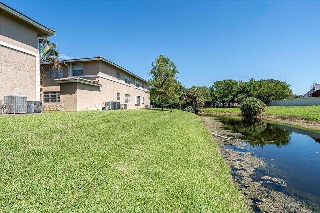 Building Photo - 1033 Twin Lakes Dr