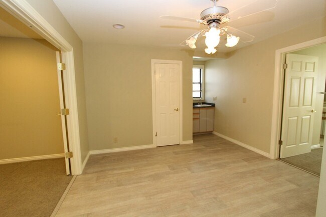 Building Photo - 3333 Deer Hollow Dr