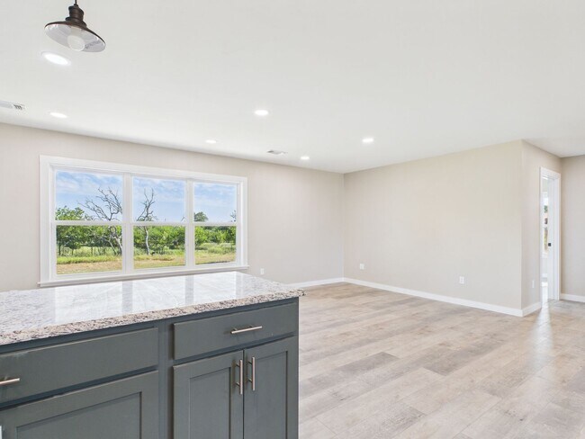 Building Photo - Harper TX Rental