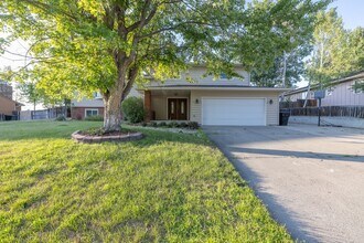 Building Photo - Spacious 5-Bedroom Home with Bonus Room & ...