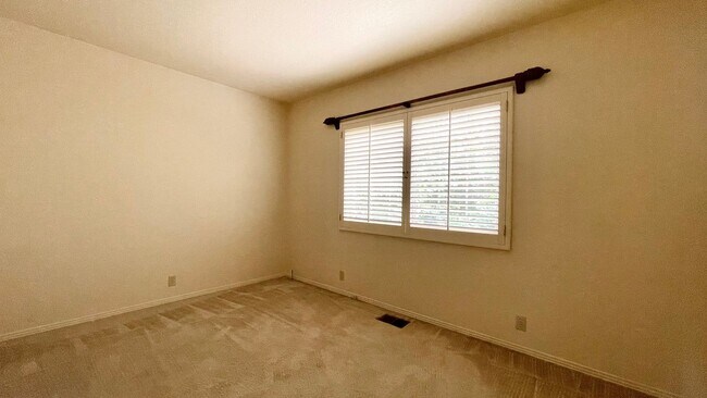 Building Photo - Stoneridge Garden Home with Air Conditioning *Available August 2026